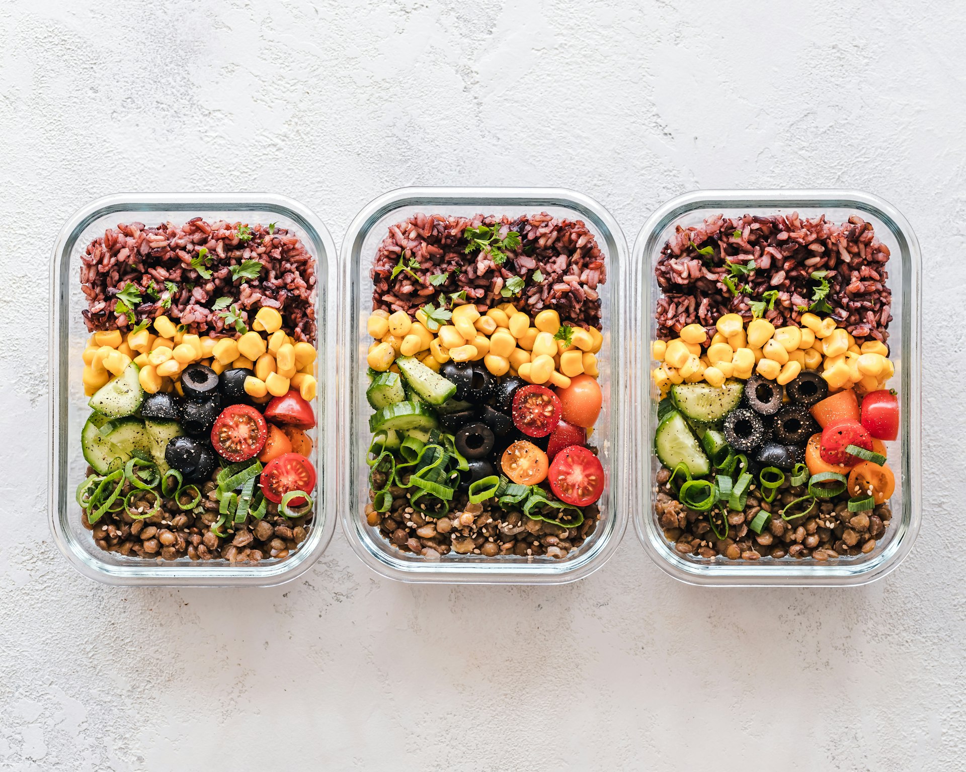 Marmitas montadas com arroz, legumes e proteína